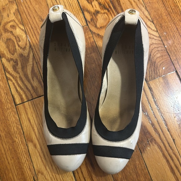 STUART WEITZMAN Cream and Black Elastic Trim Easily Round Pump, 6.5 - Picture 6 of 10